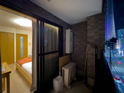 a room with a bedroom with a bed and a window at \u62bc\u4e0a hotel \u5927\u5e8a\u623f -SM0387 in Tokyo