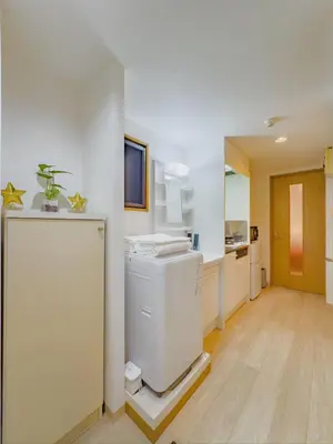 a room with a kitchen with a washing machine in it at \u62bc\u4e0a hotel \u53cc\u5e8a\u623f -SM0389 in Tokyo