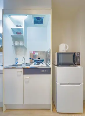 a small kitchen with a microwave and a sink at \u62bc\u4e0a hotel \u53cc\u5e8a\u623f -SM0389 in Tokyo