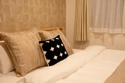 a bed with two pillows on top of it at \u96f2\u820e\u65c5\u9928 in Tokyo