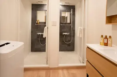 a bathroom with a shower and a sink at \u96f2\u820e\u65c5\u9928 in Tokyo