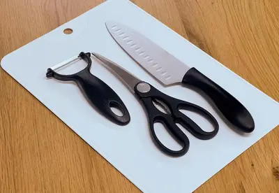 a pair of scissors sitting on top of a cutting board at \u5bcc\u4e45\u30b9\u30af\u30a8\u30a2 in Tokyo