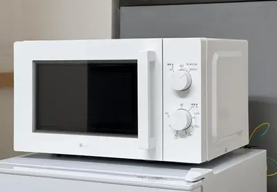 a white microwave oven sitting on top of a counter at \u5bcc\u4e45\u30b9\u30af\u30a8\u30a2 in Tokyo