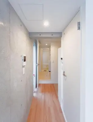 a hallway with white walls and wooden floors at \u6d45\u8349 ideas hotel \u5927\u5e8a\u623f-TT0390 in Tokyo