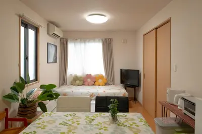 a small room with a bed and a window at \u30e1\u30be\u30f3\u67cf\u6728 in Tokyo