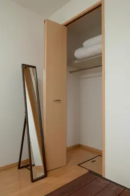 a mirror in front of a closet with a door at \u30e1\u30be\u30f3\u67cf\u6728 in Tokyo