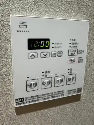 an electronic clock on the side of a wall at \u65b0\u7bc9OPEN GREW OJI residence101 in Tokyo