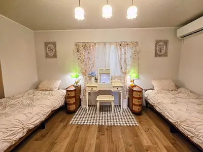 a bedroom with two beds and a desk with a computer at Iriya House \u4e0a\u91ce \u6d45\u8349\u3059\u3050\u306e\u4e00\u8ed2\u5bb6\u8cb8\u5207\u30b9\u30c6\u30a4 in Tokyo