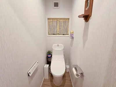 a small bathroom with a toilet and a window at Iriya House \u4e0a\u91ce \u6d45\u8349\u3059\u3050\u306e\u4e00\u8ed2\u5bb6\u8cb8\u5207\u30b9\u30c6\u30a4 in Tokyo