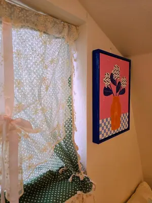 a window with a curtain and a picture of a vase at Iriya House \u4e0a\u91ce \u6d45\u8349\u3059\u3050\u306e\u4e00\u8ed2\u5bb6\u8cb8\u5207\u30b9\u30c6\u30a4 in Tokyo