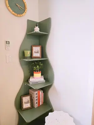 a green book shelf with books and a clock at Iriya House \u4e0a\u91ce \u6d45\u8349\u3059\u3050\u306e\u4e00\u8ed2\u5bb6\u8cb8\u5207\u30b9\u30c6\u30a4 in Tokyo