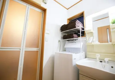 a bathroom with a sink and a mirror at \u6771\u4eac\u90fd\u845b\u98fe\u533a\u306e\u8cb8\u5207\u4e00\u8ed2\u5bb6 in Tokyo