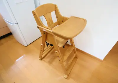 a wooden chair sitting in front of a refrigerator at \u6771\u4eac\u90fd\u845b\u98fe\u533a\u306e\u8cb8\u5207\u4e00\u8ed2\u5bb6 in Tokyo