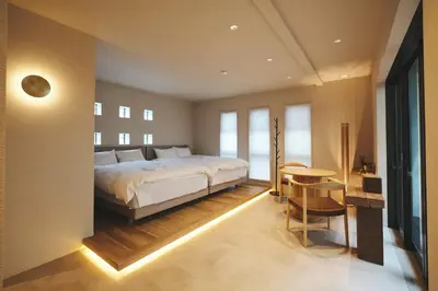 a bedroom with a large bed and a table at \u6e0b\u8c37\u672c\u753a\u30db\u30c6\u30eb in Tokyo