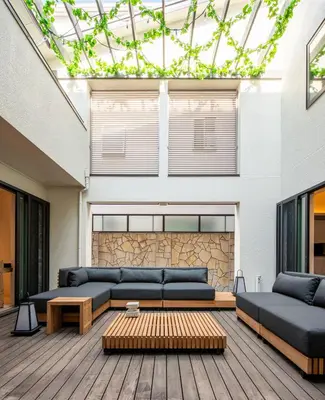 a living room with couches and a table at \u6e0b\u8c37\u672c\u753a\u30db\u30c6\u30eb in Tokyo