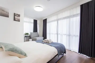 a bedroom with a large bed and a window at Natsumi\u30db\u30c6\u30eb \u9ad8\u7ea7\u72ec\u680b\u522b\u5885301 in Tokyo