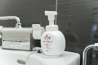 a bottle of mouthwash sitting on top of a counter at Natsumi\u30db\u30c6\u30eb \u9ad8\u7ea7\u72ec\u680b\u522b\u5885301 in Tokyo