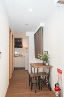 a kitchen with a table and chairs in a room at Natsumi\u30db\u30c6\u30eb \u9ad8\u7ea7\u72ec\u680b\u522b\u5885301 in Tokyo