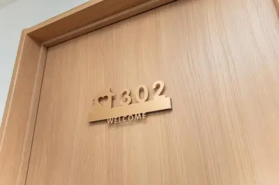 a wooden door with a welcome sign on it at Natsuumi \u30db\u30c6\u30eb 302\u9ad8\u7ea7\u72ec\u680b\u522b\u5885 \u72ec\u7acb\u536b\u6d74 \u5730\u94c1\u7ad9\u6b65\u884c\u4e94\u5206\u949f \u6210\u7530\u673a\u573a-\u7fbd\u7530\u673a\u573a-\u4e0a\u91ce\u76f4\u8fbe in Tokyo