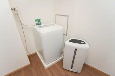 a white bathroom with a sink and a mirror at Natsuumi \u30db\u30c6\u30eb 302\u9ad8\u7ea7\u72ec\u680b\u522b\u5885 \u72ec\u7acb\u536b\u6d74 \u5730\u94c1\u7ad9\u6b65\u884c\u4e94\u5206\u949f \u6210\u7530\u673a\u573a-\u7fbd\u7530\u673a\u573a-\u4e0a\u91ce\u76f4\u8fbe in Tokyo