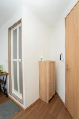 a room with a door and a wooden cabinet at Natsuumi \u30db\u30c6\u30eb 302\u9ad8\u7ea7\u72ec\u680b\u522b\u5885 \u72ec\u7acb\u536b\u6d74 \u5730\u94c1\u7ad9\u6b65\u884c\u4e94\u5206\u949f \u6210\u7530\u673a\u573a-\u7fbd\u7530\u673a\u573a-\u4e0a\u91ce\u76f4\u8fbe in Tokyo