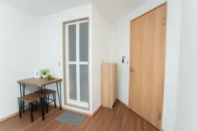 a small room with a table and a door at Natsuumi \u30db\u30c6\u30eb 302\u9ad8\u7ea7\u72ec\u680b\u522b\u5885 \u72ec\u7acb\u536b\u6d74 \u5730\u94c1\u7ad9\u6b65\u884c\u4e94\u5206\u949f \u6210\u7530\u673a\u573a-\u7fbd\u7530\u673a\u573a-\u4e0a\u91ce\u76f4\u8fbe in Tokyo