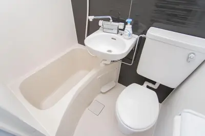 a white bathroom with a toilet and a sink at Natsuumi \u30db\u30c6\u30eb 302\u9ad8\u7ea7\u72ec\u680b\u522b\u5885 \u72ec\u7acb\u536b\u6d74 \u5730\u94c1\u7ad9\u6b65\u884c\u4e94\u5206\u949f \u6210\u7530\u673a\u573a-\u7fbd\u7530\u673a\u573a-\u4e0a\u91ce\u76f4\u8fbe in Tokyo