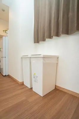 a white table in a room with a curtain at \u590f\u7f8e\u30db\u30c6\u30eb 303\u9ad8\u7ea7\u72ec\u680b\u522b\u5885 \u72ec\u7acb\u536b\u6d74 \u5730\u94c1\u7ad9\u6b65\u884c\u4e94\u5206\u949f\u6210\u7530\u673a\u573a-\u7fbd\u7530\u673a\u573a-\u4e0a\u91ce-\u6674\u7a7a\u5854\u4e00\u7ebf\u76f4\u901a in Tokyo