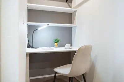 a white desk with a chair and a lamp at \u30a2\u30fc\u30d0\u30cd\u30c3\u30af\u30b9\u99d2\u8fbc in Tokyo