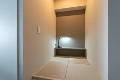 a room with a hallway with a light on the wall at \u30a2\u30fc\u30d0\u30cd\u30c3\u30af\u30b9\u99d2\u8fbc in Tokyo