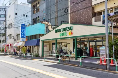a street with shops on the side of the road at \u30a2\u30fc\u30d0\u30cd\u30c3\u30af\u30b9\u99d2\u8fbc in Tokyo