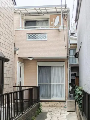 a building with a window and a balcony at A 3rooms Max12people 3min Tateishi Sta 20min Asakusa 25min Tokyo Sta 30min Shinjuku Easy Access to Skytree Family House Tokyo \u7acb\u77f3 \u6700\u592712\u540d TATEISHI HIDEAWAY in Tokyo