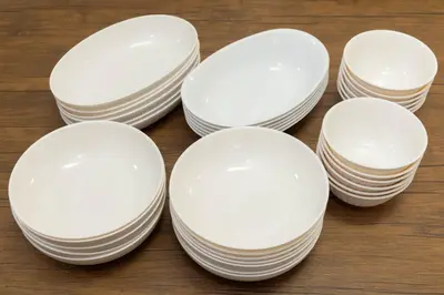 a group of white plates sitting on a table at 1200IN&OUT 10people 75m2 8bed! Exclusive house Shinjuku 13 minutes Shibuya 19 minutesIkebukuro 8 minutes Ueno 9 minutes in Tokyo