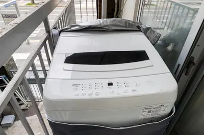 a fax machine sitting on a balcony at \u30db\u30c6\u30eb\u5bcc\u58eb\u898b\u30de\u30f3\u30b7\u30e7\u30f3 in Tokyo