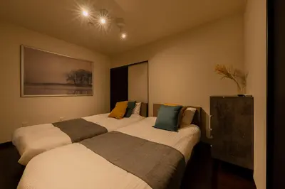 two beds in a hotel room with two at \u30db\u30c6\u30eb\u5bcc\u58eb\u898b\u30de\u30f3\u30b7\u30e7\u30f3 in Tokyo