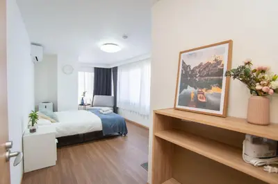 a hotel room with a bed and flowers in it at Natumi \u30db\u30c6\u30eb 304 \u9ad8\u7ea7\u72ec\u680b\u522b\u5885 \u8f66\u7ad9\u6b65\u884c\u4e94\u5206\u949f \u6210\u7530-\u7fbd\u7530-\u4e0a\u91ce\u4e00\u7ebf\u76f4\u8fbe in Tokyo