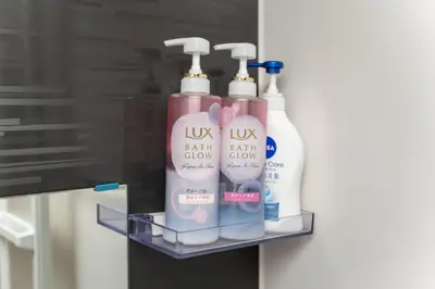 a shelf with four bottles of bathroom products on it at Natumi \u30db\u30c6\u30eb 304 \u9ad8\u7ea7\u72ec\u680b\u522b\u5885 \u8f66\u7ad9\u6b65\u884c\u4e94\u5206\u949f \u6210\u7530-\u7fbd\u7530-\u4e0a\u91ce\u4e00\u7ebf\u76f4\u8fbe in Tokyo