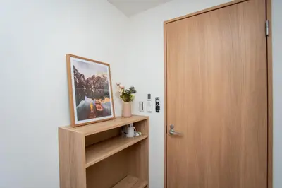 a room with a wooden door and a picture at Natumi \u30db\u30c6\u30eb 304 \u9ad8\u7ea7\u72ec\u680b\u522b\u5885 \u8f66\u7ad9\u6b65\u884c\u4e94\u5206\u949f \u6210\u7530-\u7fbd\u7530-\u4e0a\u91ce\u4e00\u7ebf\u76f4\u8fbe in Tokyo