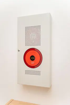 a red cd in a white box on a wall at Natumi \u30db\u30c6\u30eb 304 \u9ad8\u7ea7\u72ec\u680b\u522b\u5885 \u8f66\u7ad9\u6b65\u884c\u4e94\u5206\u949f \u6210\u7530-\u7fbd\u7530-\u4e0a\u91ce\u4e00\u7ebf\u76f4\u8fbe in Tokyo