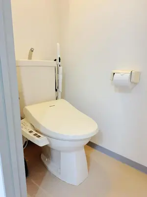 a bathroom with a white toilet in a room at LoveAsakusa Stay 6 Iriya Station Ueno Station 2\u30fc6\u4eba \u30a8\u30ec\u30d9\u30fc\u30bf\u30fc WIFI \u6d45\u8349 \u65b0\u5bbf \u6e0b\u8c37 \u9280\u5ea7 \u7bc9\u5730 \u6d45\u8349 \u539f\u5bbf\u8fd1\u3044 in Tokyo