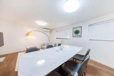 a meeting room with a white table and chairs at \u7fbd\u7530\u7a7a\u6e2f8\u5206\u65b0\u7bc980\u5e73\u7c73\u6700\u59278\u540d\u4eac\u6025\u84b2\u7530 \u5f92\u6b697\u5206\u6d45\u8349\u9280\u5ea7\u30b9\u30ab\u30a4\u30c4\u30ea\u30fc\u76f4\u901a in Tokyo
