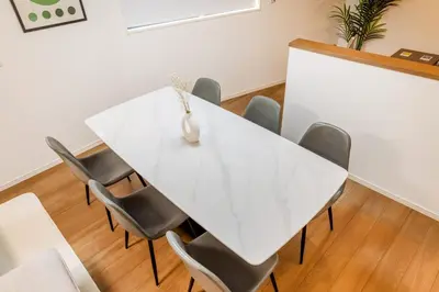 a white table and chairs in a room at \u7fbd\u7530\u7a7a\u6e2f8\u5206\u65b0\u7bc980\u5e73\u7c73\u6700\u59278\u540d\u4eac\u6025\u84b2\u7530 \u5f92\u6b697\u5206\u6d45\u8349\u9280\u5ea7\u30b9\u30ab\u30a4\u30c4\u30ea\u30fc\u76f4\u901a in Tokyo
