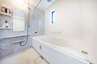 a white bathroom with a tub and a shower at \u7fbd\u7530\u7a7a\u6e2f8\u5206\u65b0\u7bc980\u5e73\u7c73\u6700\u59278\u540d\u4eac\u6025\u84b2\u7530 \u5f92\u6b697\u5206\u6d45\u8349\u9280\u5ea7\u30b9\u30ab\u30a4\u30c4\u30ea\u30fc\u76f4\u901a in Tokyo