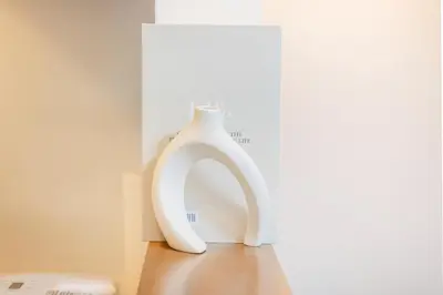 a white vase sitting on top of a table at \u7fbd\u7530\u7a7a\u6e2f8\u5206\u65b0\u7bc980\u5e73\u7c73\u6700\u59278\u540d\u4eac\u6025\u84b2\u7530 \u5f92\u6b697\u5206\u6d45\u8349\u9280\u5ea7\u30b9\u30ab\u30a4\u30c4\u30ea\u30fc\u76f4\u901a in Tokyo