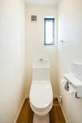 a bathroom with a white toilet and a sink at \u7fbd\u7530\u7a7a\u6e2f8\u5206\u65b0\u7bc980\u5e73\u7c73\u6700\u59278\u540d\u4eac\u6025\u84b2\u7530 \u5f92\u6b697\u5206\u6d45\u8349\u9280\u5ea7\u30b9\u30ab\u30a4\u30c4\u30ea\u30fc\u76f4\u901a in Tokyo