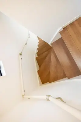 a stairwell in a house with wood flooring at \u7fbd\u7530\u7a7a\u6e2f8\u5206\u65b0\u7bc980\u5e73\u7c73\u6700\u59278\u540d\u4eac\u6025\u84b2\u7530 \u5f92\u6b697\u5206\u6d45\u8349\u9280\u5ea7\u30b9\u30ab\u30a4\u30c4\u30ea\u30fc\u76f4\u901a in Tokyo