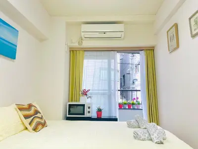 a bedroom with a bed and a tv and a window at G25-\u65b0\u5bbf\u6700\u4e2d\u5fc3 \u6771\u65b0\u5bbf\u99c53\u5206-Shinjuku center 4 mins to ST Max 3P \u76f4\u8fbe\u65b0\u5bbf \u6e0b\u8c37 \u8868\u53c2\u9053 \u6c60\u888b \u4e0a\u91ce \u4ee3\u4ee3\u6728 \u9280\u5ea7 \u539f\u5bbf in Tokyo