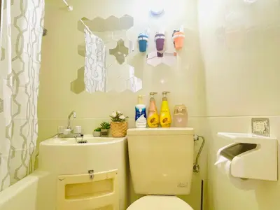 a bathroom with a toilet and a sink at G25-\u65b0\u5bbf\u6700\u4e2d\u5fc3 \u6771\u65b0\u5bbf\u99c53\u5206-Shinjuku center 4 mins to ST Max 3P \u76f4\u8fbe\u65b0\u5bbf \u6e0b\u8c37 \u8868\u53c2\u9053 \u6c60\u888b \u4e0a\u91ce \u4ee3\u4ee3\u6728 \u9280\u5ea7 \u539f\u5bbf in Tokyo