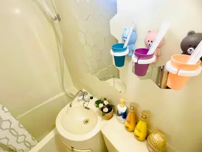 a bathroom with a sink and a toilet with cups at G25-\u65b0\u5bbf\u6700\u4e2d\u5fc3 \u6771\u65b0\u5bbf\u99c53\u5206-Shinjuku center 4 mins to ST Max 3P \u76f4\u8fbe\u65b0\u5bbf \u6e0b\u8c37 \u8868\u53c2\u9053 \u6c60\u888b \u4e0a\u91ce \u4ee3\u4ee3\u6728 \u9280\u5ea7 \u539f\u5bbf in Tokyo