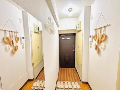 a hallway with a door and a hallway with shoes on the floor at G25-\u65b0\u5bbf\u6700\u4e2d\u5fc3 \u6771\u65b0\u5bbf\u99c53\u5206-Shinjuku center 4 mins to ST Max 3P \u76f4\u8fbe\u65b0\u5bbf \u6e0b\u8c37 \u8868\u53c2\u9053 \u6c60\u888b \u4e0a\u91ce \u4ee3\u4ee3\u6728 \u9280\u5ea7 \u539f\u5bbf in Tokyo